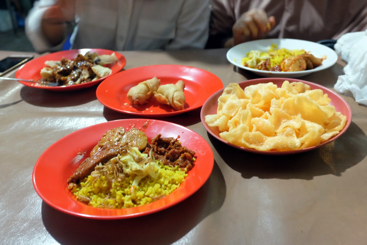 Nasi Kuning Pungkur | 6 Wisata Kuliner Bandung Malam Hari Paling Populer, Tak Boleh Dilewatkan